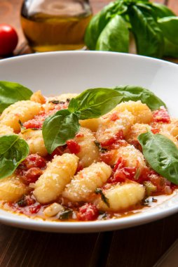 Fesleğenli ve parmesanlı İtalyan gnocchi 'sinin yakın plan görüntüsü.