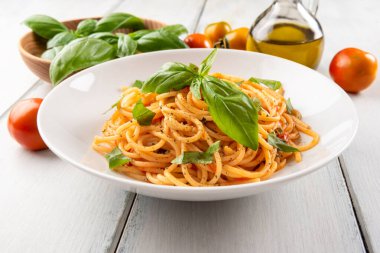 Lezzetli domates sosu ve fesleğen, İtalyan makarnası, Akdeniz diyeti. 