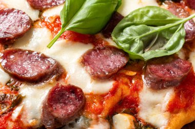 Peynirli, fesleğenli ve domates soslu biberli pizza. 