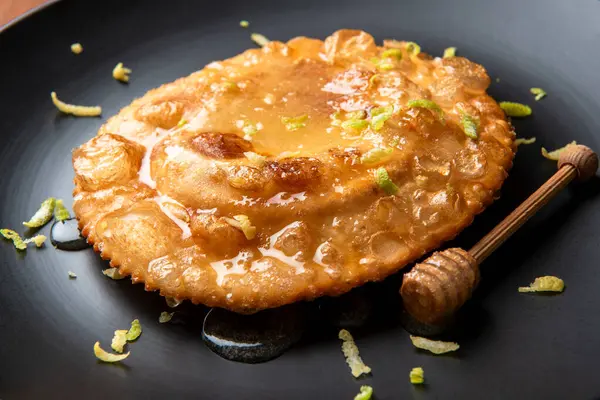 Seada, tatlı soslu sardalya soslu tatlı.