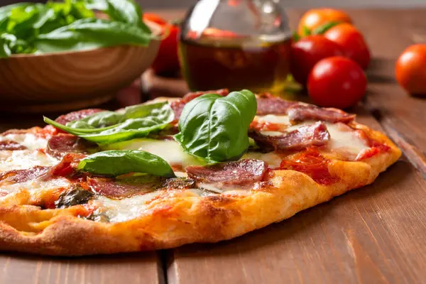 Peynirli, fesleğenli ve domates soslu biberli pizza. 