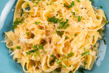 Krem soslu, sarımsaklı, maydanozlu ve peynirli makarna.