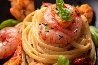 İtalyan makarnası, karides, sarımsak ve fesleğen.