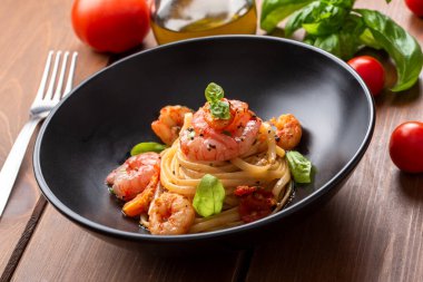 İtalyan makarnası, karides, sarımsak ve fesleğen.