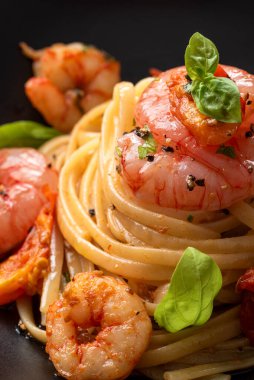 İtalyan makarnası, karides, sarımsak ve fesleğen.