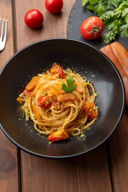 Bottarga ve domatesli lezzetli linguine, İtalyan makarnası, Akdeniz yemeği.