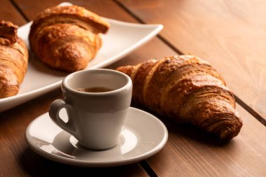 Bir fincan kruvasanla espresso, Avrupa kahvaltısı
