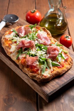 Roma pinsa 'sı prosciutto crudo, roket ve parmigiano pul, İtalyan yemeği, Avrupa gastronomisi