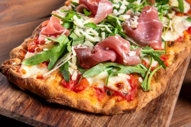 Roma pinsa 'sı prosciutto crudo, roket ve parmigiano pul, İtalyan yemeği, Avrupa gastronomisi