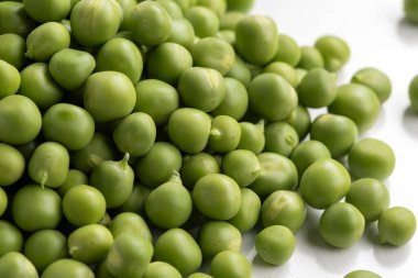 Beyaz zemin üzerinde taze yeşil bezelyeler