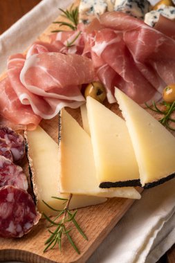Lezzetli salam, jambon ve peynir tabağı, İtalyan yemeği, Avrupa gastronomisi.