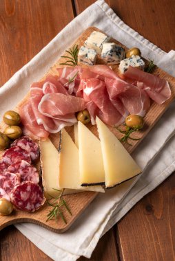 Lezzetli salam, jambon, zeytin ve peynir tabağı, İtalyan yemeği, Avrupa gastronomisi