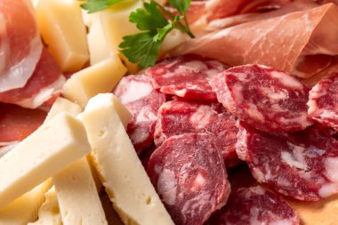 Lezzetli salam, jambon ve peynir tabağı, İtalyan yemeği, Avrupa gastronomisi.