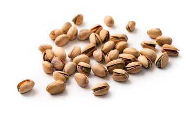 Lezzetli şam fıstıkları, yakın çekim. beyaz üzerine izole