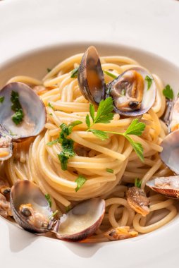 Tabakta deniz ürünleri olan makarna, yakın çekim.
