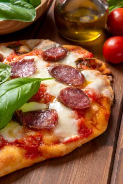 Lezzetli İtalyan pizza tablo üzerinde 