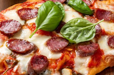 Lezzetli İtalyan pizza tablo üzerinde 