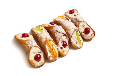 Beyaz arka planda izole edilmiş lezzetli hamur işleri 