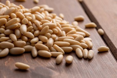 Lezzetli çam fıstıkları, yakın çekim. Yiyecek.    