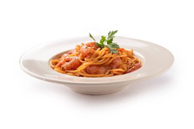 Beyaz arka planda izole edilmiş deniz mahsullü makarna 