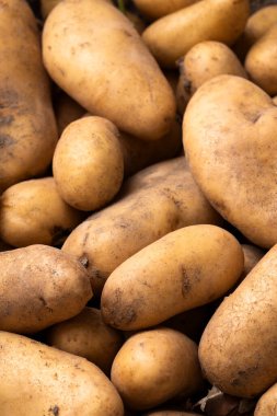 Taze patatesler yakın. Yiyecek.  