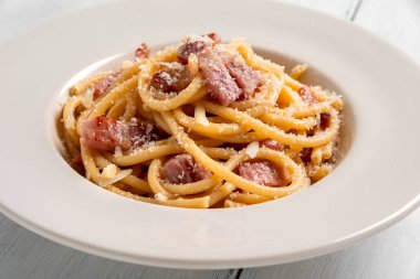 Makarna alla gricia masada, kapat.