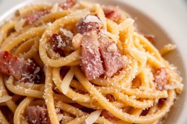 Makarna alla gricia masada, kapat.