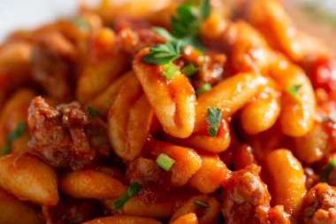 Masadaki tabakta nefis bir havyar tabağı var. 