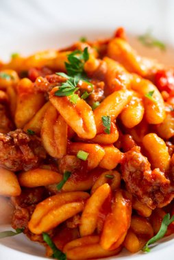 Masadaki tabakta nefis bir havyar tabağı var. 