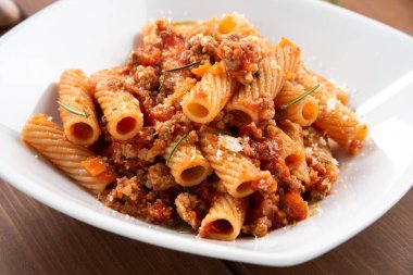 Masadaki lezzetli makarna, kapat.