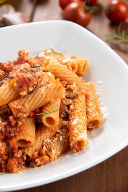 Masadaki parmesanlı makarna, kapat.