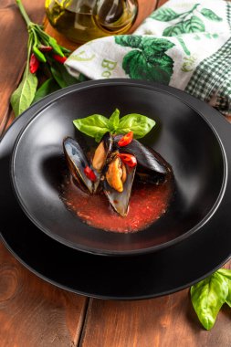 Masadaki tabakta lezzetli midyeler, yakın çekim.