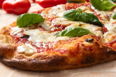 Lezzetli pizza margherita masadaki tabakta, yakın.