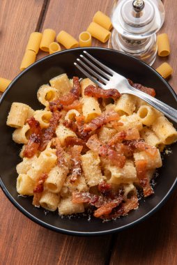 Tabağında et olan lezzetli bir makarna, kapat.