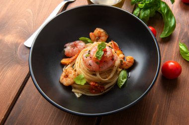 Masadaki karidesli lezzetli makarna, kapat.