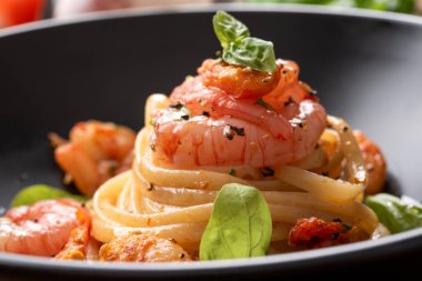 Masadaki karidesli lezzetli makarna, kapat.