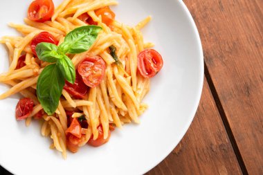 Masanın üzerinde domatesli makarna, yakın çekim.