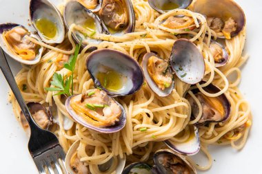 Tabağında deniz ürünleri olan lezzetli bir makarna. 