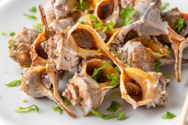 Masadaki tabakta lezzetli yumuşakçalar var. 