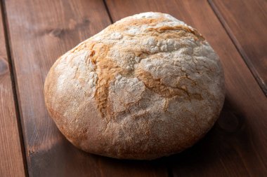 Ahşap arka planda taze ekmeği kapat 