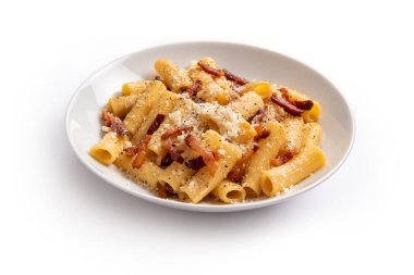 Lezzetli carbonara makarnası tabağa yakın. 