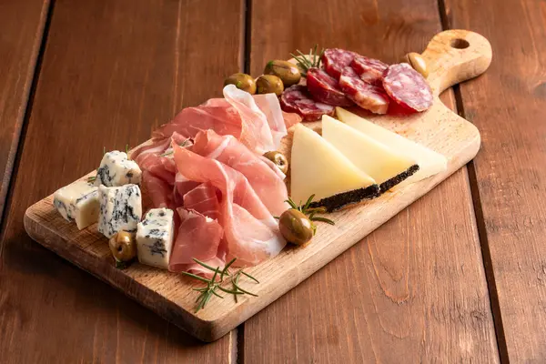 Aperatifler ahşap tahtada. Kapatın. Yiyecek. 