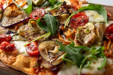 Lezzetli İtalyan pizzası, yakın çekim. Yiyecek. 