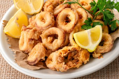 Lezzetli kızarmış kalamar halkaları, yakın çekim. Yiyecek. 