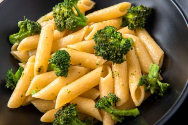 Lezzetli penne rigate yemeği, yakın çekim. Yiyecek. 