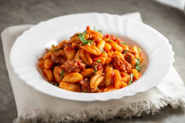 Lezzetli ev yapımı makarna, yakın çekim. Yiyecek. 