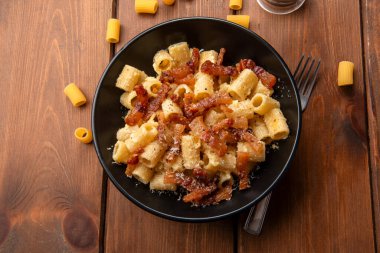 Lezzetli rigatoni alla carbonara, yakın çekim. Yiyecek.  