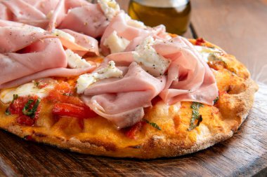 Lezzetli pizza alla pala, yakın çekim. Yiyecek.    