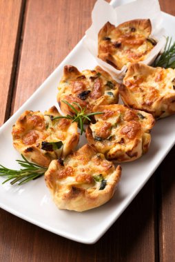 Sebze dolgulu tuzlu puf böreği