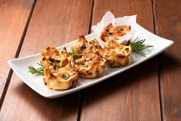 Соленое слоеное тесто с овощной начинкой